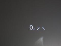 ヘッドアップ・ディスプレイ（ＨＵＤ）現在のスピードや、前方の車線情報など、運転に必要な情報を、目の前のウインドウガラスに表示する機能です。これにより、目線の移動が少なく済み、安全です。 4
