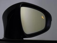 ＢＳＭ（ブラインドスポットモニタ）！隣の車線を走る車両をレーダーで検知し、ドアミラーでは確認しにくい後側方エリアに存在する車両に加えて、急接近してくる車両も検知します。 7