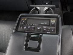 後席もＶＩＰ装備！後席センターコンソールの画像です！こちらのお車には、後席にもパワーシートが装備されています！更にオーディオなども後席から操作出来るなど豪華！ゲストに喜んで頂ける装備ですね！ 5
