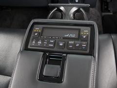 後席もＶＩＰ装備！後席センターコンソールの画像です！こちらのお車には、後席にもパワーシートが装備されています！更にオーディオなども後席から操作出来るなど豪華！ゲストに喜んで頂ける装備ですね！ 3