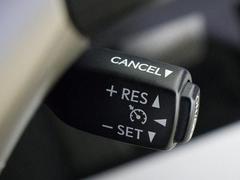 【オートクルーズコントロール】搭載。アクセル操作なしでも車が自動でスピードを保ってくれる機能です長距離の高速は楽々です 4