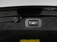 スイッチ操作でトランクリッドの自動開閉が行えます。電子キー本体のワイヤレス機能や運転席のスイッチからでもオープン操作が可能です！高級車ならではの快適装備です！！ 3