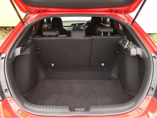 シビック ハッチバック　ホンダセンシング　１オーナー車　６速マニュアル　メモリーナビ　フルセグ　スマートキー　クルーズコントロール　Ｂｌｕｅｔｏｏｔｈ　ＬＥＤ　ＥＴＣ　横滑り防止（8枚目）