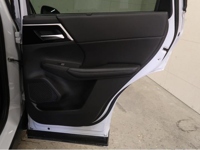 アウトランダーＰＨＥＶ Ｇ　ワンオーナー　フルセグ　全方位モニター　バックカメラ　ＥＴＣ　アクティブヨーコントロール　自動衝突抑止ブレーキ　アダブティブクルーズコントロール　パワーバックドア　純正アルミホイール　ＬＥＤライト（11枚目）