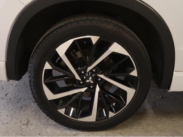 アウトランダーＰＨＥＶ Ｇ　ワンオーナー　フルセグ　全方位モニター　バックカメラ　ＥＴＣ　アクティブヨーコントロール　自動衝突抑止ブレーキ　アダブティブクルーズコントロール　パワーバックドア　純正アルミホイール　ＬＥＤライト（20枚目）