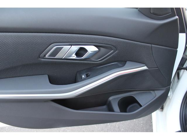 ３シリーズ ３２０ｄ　ｘＤｒｉｖｅ　禁煙車　コンフォートアクセス　クルコン　Ｐトランク　ＬＥＤヘッドライト　純正ナビ　Ｂカメラ　ＥＴＣ　シートヒーター　Ｂｌｕｅｔｏｏｔｈ　ドラレコ　置くだけ充電　純正１７インチＡＷ　ハンドルリモコン（14枚目）