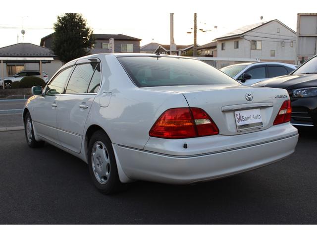 セルシオ Ａ仕様　禁煙車　純正ナビ　純正１６インチＡＷ　電動格納ミラー　クルコン　革巻きハンドル　Ａライト　６ＤＩＳＣ／ＣＤチェンジャー　パワーシート　ＨＩＤヘッドライト　キーレス（6枚目）