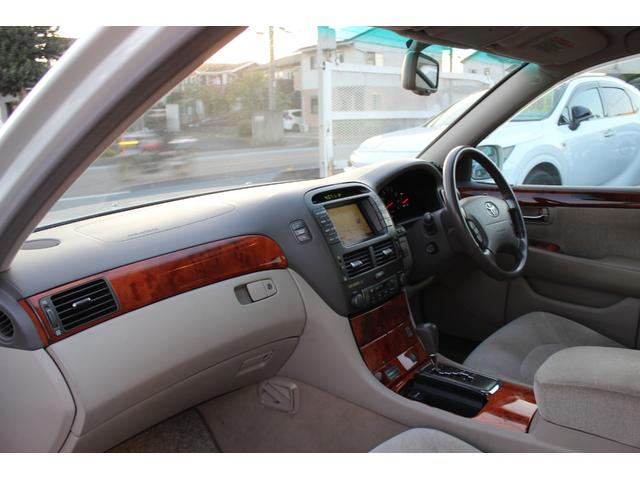 セルシオ Ａ仕様　禁煙車　純正ナビ　純正１６インチＡＷ　電動格納ミラー　クルコン　革巻きハンドル　Ａライト　６ＤＩＳＣ／ＣＤチェンジャー　パワーシート　ＨＩＤヘッドライト　キーレス（13枚目）