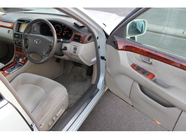 セルシオ Ａ仕様　禁煙車　純正ナビ　純正１６インチＡＷ　電動格納ミラー　クルコン　革巻きハンドル　Ａライト　６ＤＩＳＣ／ＣＤチェンジャー　パワーシート　ＨＩＤヘッドライト　キーレス（21枚目）