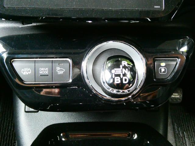 プリウスＰＨＶ Ａ　トヨタセーフティ　レーダークルコン　レーンアシスト　コーナーセンサー　衝突軽減　Ｐアシスト　ＢＳＭ　シートヒーター　ステアヒーター　ビルトインＥＴＣ　Ｂカメラ　純正ＳＤナビ　フルセグ　オートハイビーム（7枚目）
