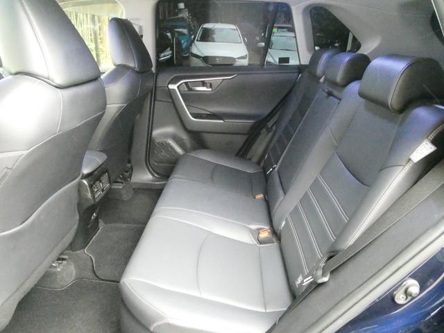 ＲＡＶ４ ハイブリッドＧ　トヨタセーフティ　レーダークルコン　パワーバックドア　衝突軽減　４ＷＤ　レーンアシスト　純正ＳＤナビ　コーナーセンサー　シートヒーター　ステアヒーター　バックカメラ　ＥＴＣ　ＢＳＭ　フルエアロ（15枚目）