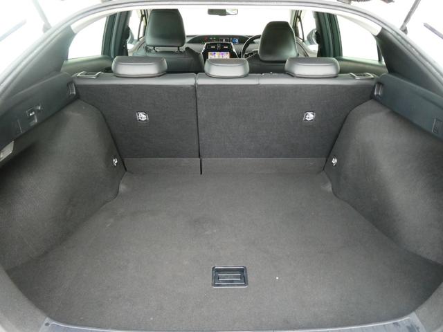 プリウス Ａプレミアム　ツーリングセレクション　パワーシート　トヨタセーフティー　ＢＳＭ　レーンアシスト　Ｐアシスト　レーダークルコン　Ｂカメラ　衝突軽減　ＨＵＤ　シートヒーター　シーテョエアコン　ＡＣ１００Ｖ　ステリモ　純正ＳＤナビ　フルセグ（16枚目）