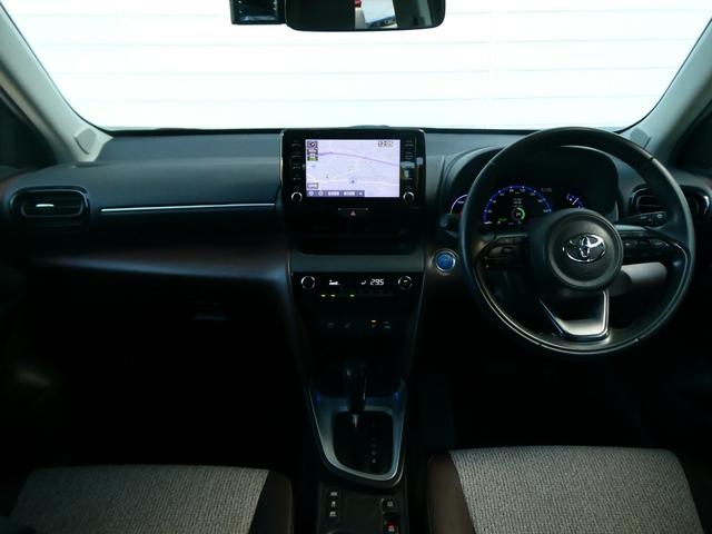 ヤリスクロス ハイブリッドＺ　トヨタセーフティ　レーダークルコン　パワーシート　衝突軽減　全方位カメラ　Ｂカメラ　シートヒーター　ステアヒーター　パワーシート　サイドカメラ　ドラレコ　純正メモリーナビ　コーナーセンサー　フルセグ（4枚目）