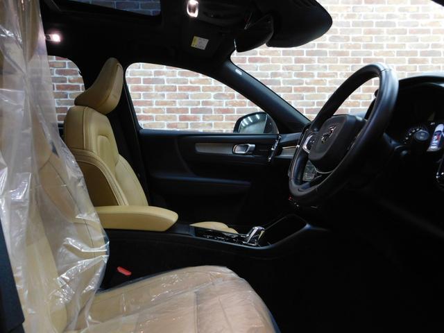 ＸＣ４０ Ｔ４　ＡＷＤ　インスクリプション　インテリセーフ　アンバー革　サンルーフ　ナビ　ＤＴＶ　ハーマンカードン　全方位カメラ　スマートキー　ＤＳＲＣ　オートＬＥＤ　アイシン製８速オートマ　禁煙車　ワンオーナー　整備記録簿　２０１９モデル（16枚目）