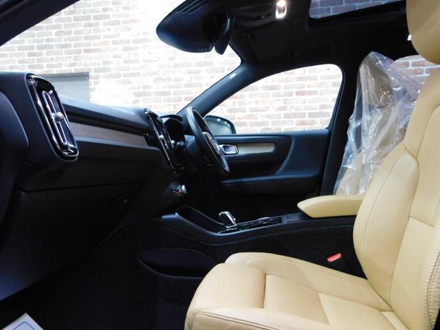 ＸＣ４０ Ｔ４　ＡＷＤ　インスクリプション　インテリセーフ　アンバー革　サンルーフ　ナビ　ＤＴＶ　ハーマンカードン　全方位カメラ　スマートキー　ＤＳＲＣ　オートＬＥＤ　アイシン製８速オートマ　禁煙車　ワンオーナー　整備記録簿　２０１９モデル（17枚目）