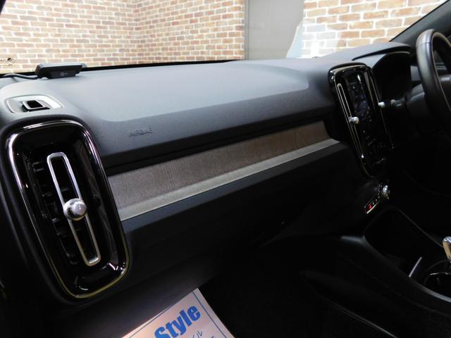 ＸＣ４０ Ｔ４　ＡＷＤ　インスクリプション　インテリセーフ　アンバー革　サンルーフ　ナビ　ＤＴＶ　ハーマンカードン　全方位カメラ　スマートキー　ＤＳＲＣ　オートＬＥＤ　アイシン製８速オートマ　禁煙車　ワンオーナー　整備記録簿　２０１９モデル（31枚目）