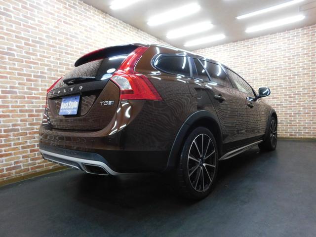 Ｖ６０ クロスカントリー　Ｔ５　ＡＷＤ　クラシック　２０１８最終モデル　インテリセーフ　ベージュ革　サンルーフ　ナビ　フロント＆バックカメラ　スマートキー　ＤＳＲＣ　オートキセノン　アイシン８速オートマ　禁煙車　純正ドラレコ　ヒルディセントコントロール（4枚目）