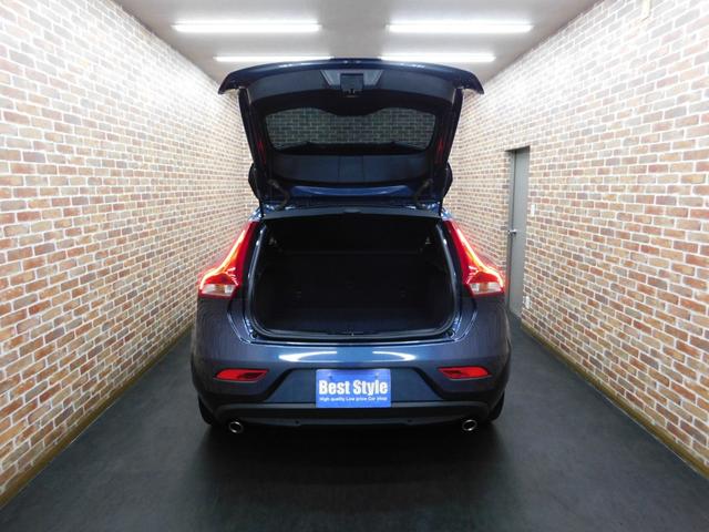 Ｖ４０ Ｄ４　インスクリプション　ディーゼルターボ　インテリセーフ　アンバー革　純正ナビ　バックカメラ　スマートキー　ＤＳＲＣ　ＬＥＤ　純正ドラレコ　アイシン製８速オートマ　ハーマンカードン　禁煙車　整備記録簿　２０１８モデル（8枚目）