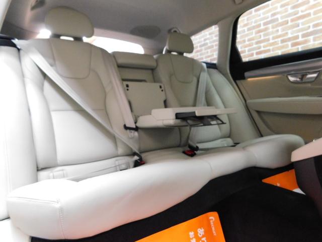 Ｖ９０ Ｔ５　モメンタム　インテリセーフ　ブロンド革　純正ナビ　ＤＴＶ　全方位カメラ　スマートキー　ＤＳＲＣ　Ｐアシストパイロット　トールハンマーＬＥＤ　ドライブレコーダー　パワーバックドア　禁煙車　２０１７モデル（7枚目）