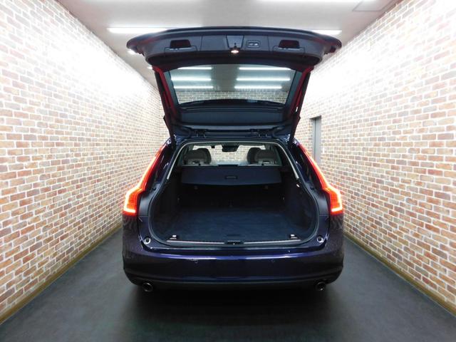 Ｖ９０ Ｔ５　モメンタム　インテリセーフ　ブロンド革　純正ナビ　ＤＴＶ　全方位カメラ　スマートキー　ＤＳＲＣ　Ｐアシストパイロット　トールハンマーＬＥＤ　ドライブレコーダー　パワーバックドア　禁煙車　２０１７モデル（8枚目）