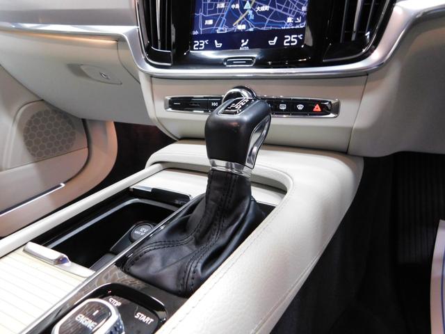 Ｖ９０ Ｔ５　モメンタム　インテリセーフ　ブロンド革　純正ナビ　ＤＴＶ　全方位カメラ　スマートキー　ＤＳＲＣ　Ｐアシストパイロット　トールハンマーＬＥＤ　ドライブレコーダー　パワーバックドア　禁煙車　２０１７モデル（11枚目）