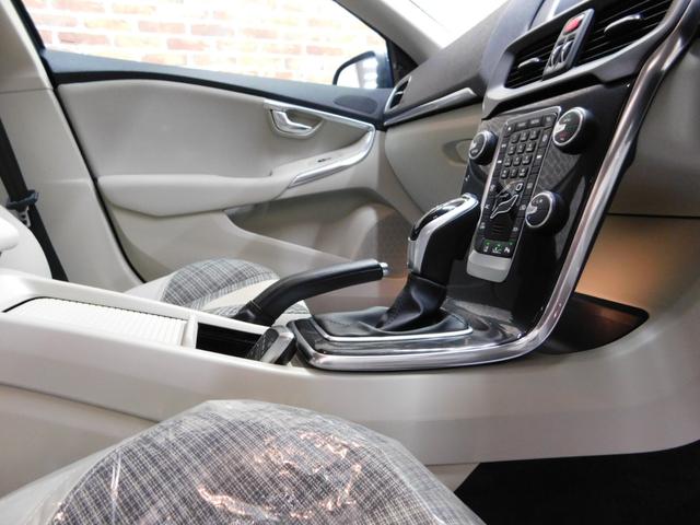 Ｖ４０ Ｄ４　モメンタム　ディーゼルターボ　シティウィーブハーフ革　ナビ　ＤＴＶ　バックカメラ　スマートキー　ＤＳＲＣ　トールハンマーＬＥＤヘッドライト　アイシン製８速オートマ　禁煙車　ワンオーナー　整備記録簿　２０１７モデル（11枚目）