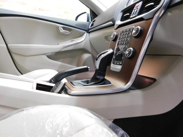 Ｖ４０ Ｄ４　インスクリプション　ディーゼルターボ　インテリセーフ　ブロンド革　ナビ　ＤＴＶ　ハーマンカードン　バックカメラ　スマキー　ＤＳＲＣ　ＬＥＤへッド　アイシン製８速ＡＴ　禁煙車　ワンオーナー　整備記録簿　２０１７モデル（11枚目）