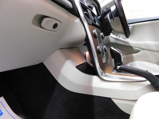Ｖ４０ Ｄ４　インスクリプション　ディーゼルターボ　インテリセーフ　ブロンド革　ナビ　ＤＴＶ　ハーマンカードン　バックカメラ　スマキー　ＤＳＲＣ　ＬＥＤへッド　アイシン製８速ＡＴ　禁煙車　ワンオーナー　整備記録簿　２０１７モデル（44枚目）