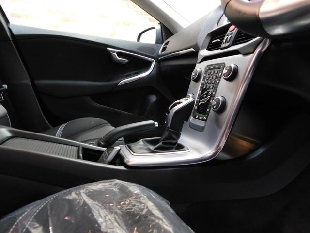 Ｖ４０ Ｄ４　ダイナミックエディション　ディーゼルターボ　特別仕様車　インテリセーフ　ハーフ革　ナビ　ＤＴＶ　バックカメラ　スマキー　ＤＳＲＣ　デイタイムランプ　アイシン製８速オートマ　禁煙車　ワンオーナー　整備記録簿　２０１８モデル（11枚目）
