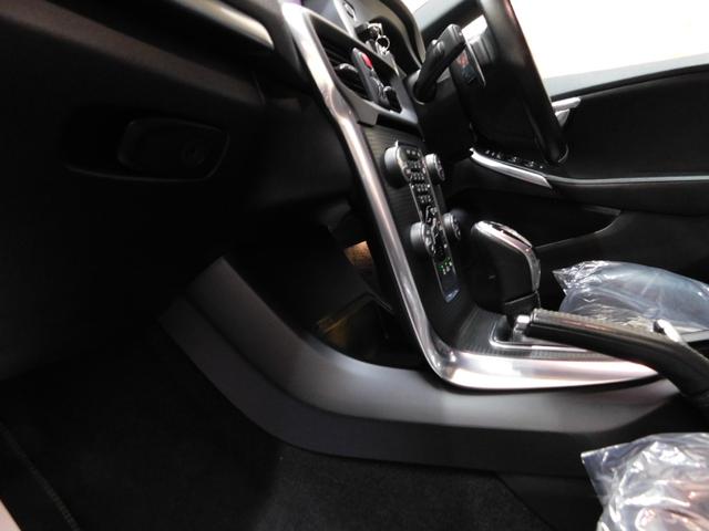 Ｖ４０ Ｄ４　Ｒデザイン　チューンド　バイ　ポールスター　ディーゼルターボ　５０台特別限定車　インテリセーフ　黒革　ナビ　バックカメラ　スマートキー　ＤＳＲＣ　ＬＥＤ　新品タイヤ４本取り付け　アイシン製８速オートマ　ワンオーナー　整備記録簿　２０１８モデル（34枚目）