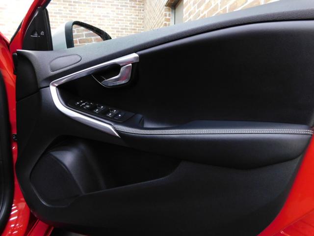 Ｖ４０ Ｄ４　Ｒデザイン　チューンド　バイ　ポールスター　ディーゼルターボ　５０台特別限定車　インテリセーフ　黒革　ナビ　バックカメラ　スマートキー　ＤＳＲＣ　ＬＥＤ　新品タイヤ４本取り付け　アイシン製８速オートマ　ワンオーナー　整備記録簿　２０１８モデル（42枚目）