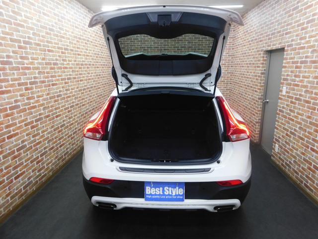 Ｖ４０ クロスカントリー　Ｔ３　キネティック　インテリセーフ　ナビ　バックカメラ　Ｂｌｕｅｔｏｏｔｈ　オートＬＥＤヘッド　前後ドライブレコーダー（純正）　アイシン製６速オートマ　ドアバイザー　禁煙車　ワンオーナー　整備記録簿　２０１８モデル（8枚目）