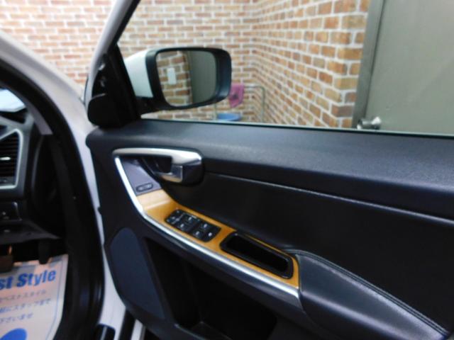 ＸＣ６０ Ｄ４　クラシック　ディーゼルターボ　インテリセーフ　黒革　サンルーフ　ナビ　サイド＆バックカメラ　スマートキー　ＤＳＲＣ　オートキセノン　ドラレコ　アイシン製８速オートマ　禁煙車　２オナ　整備記録簿　２０１７最終モデル（30枚目）