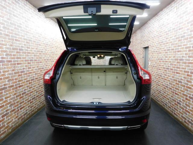 ＸＣ６０ Ｄ４　クラシック　ディーゼルターボ　インテリセーフ　リアエンターテイメント　ベージュ革　サンルーフ　ナビ　ＤＴＶ　サイド＆バックカメラ　スマキー　オートキセノン　ＤＳＲＣ　前後ドラレコ　整備記録簿　２０１７最終モデル（8枚目）