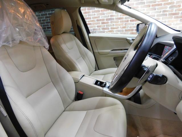 ＸＣ６０ Ｄ４　クラシック　ディーゼルターボ　インテリセーフ　リアエンターテイメント　ベージュ革　サンルーフ　ナビ　ＤＴＶ　サイド＆バックカメラ　スマキー　オートキセノン　ＤＳＲＣ　前後ドラレコ　整備記録簿　２０１７最終モデル（12枚目）