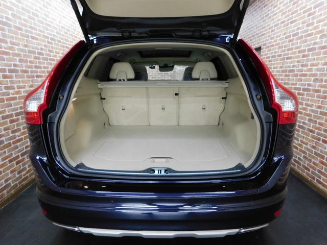ＸＣ６０ Ｄ４　クラシック　ディーゼルターボ　インテリセーフ　リアエンターテイメント　ベージュ革　サンルーフ　ナビ　ＤＴＶ　サイド＆バックカメラ　スマキー　オートキセノン　ＤＳＲＣ　前後ドラレコ　整備記録簿　２０１７最終モデル（22枚目）