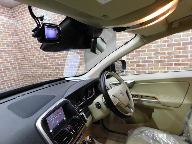 ＸＣ６０ Ｄ４　クラシック　ディーゼルターボ　インテリセーフ　リアエンターテイメント　ベージュ革　サンルーフ　ナビ　ＤＴＶ　サイド＆バックカメラ　スマキー　オートキセノン　ＤＳＲＣ　前後ドラレコ　整備記録簿　２０１７最終モデル（33枚目）
