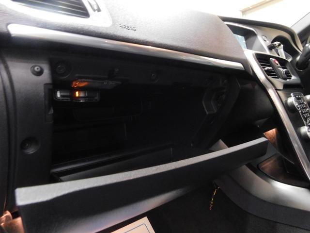 Ｖ４０ Ｄ４　Ｒデザイン　ポールスターエディション　ディーゼルターボ　１５０台特別限定車　インテリ　黒革　ナビ　ハーマンカードン　バックカメラ　スマキー　ＤＳＲＣ　オートＬＥＤ　ドラレコ　アイシン８速オートマ　禁煙車　１オナ　整備記録簿　２０１７モデル（36枚目）