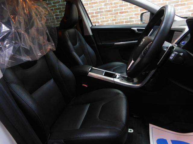 ＸＣ６０ Ｔ５　ＳＥ　セーフティｐｋｇ　黒革　ナビ　ＤＴＶ　サイド＆バックカメラ　スマキー　ＥＴＣ　オートキセノン　ドライブレコーダー　レーダー探知器　アイシン８速オートマ　ＥＲＳＴ製１９インチ　整備記録簿　２０１４モデル（12枚目）