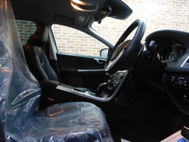 ＸＣ６０ Ｔ５　ＳＥ　セーフティｐｋｇ　黒革　ナビ　ＤＴＶ　サイド＆バックカメラ　スマキー　ＥＴＣ　オートキセノン　ドライブレコーダー　レーダー探知器　アイシン８速オートマ　ＥＲＳＴ製１９インチ　整備記録簿　２０１４モデル（16枚目）