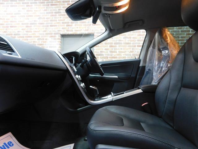 ＸＣ６０ Ｔ５　ＳＥ　セーフティｐｋｇ　黒革　ナビ　ＤＴＶ　サイド＆バックカメラ　スマキー　ＥＴＣ　オートキセノン　ドライブレコーダー　レーダー探知器　アイシン８速オートマ　ＥＲＳＴ製１９インチ　整備記録簿　２０１４モデル（17枚目）