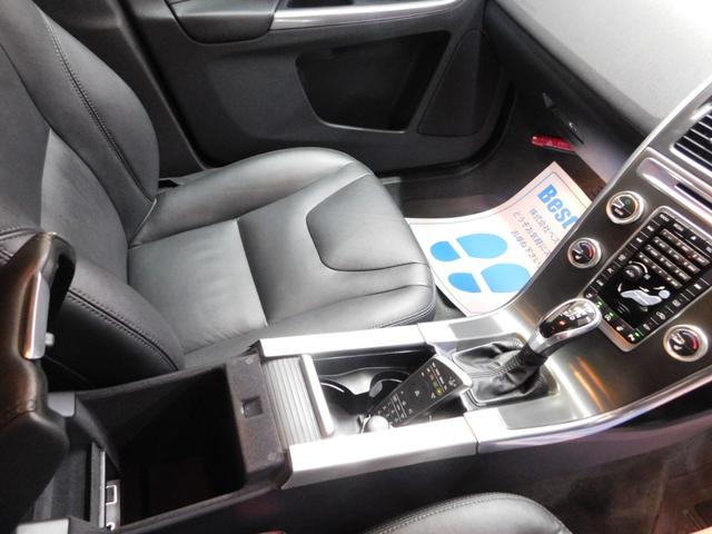 ＸＣ６０ Ｔ５　ＳＥ　セーフティｐｋｇ　黒革　ナビ　ＤＴＶ　サイド＆バックカメラ　スマキー　ＥＴＣ　オートキセノン　ドライブレコーダー　レーダー探知器　アイシン８速オートマ　ＥＲＳＴ製１９インチ　整備記録簿　２０１４モデル（33枚目）