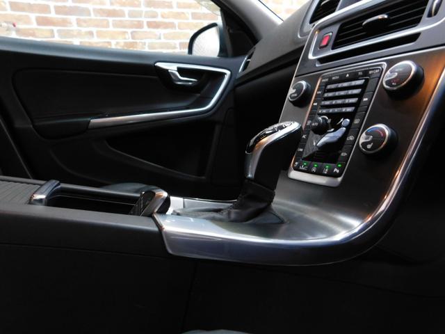 Ｖ６０ Ｔ５　ＳＥ　セーフティｐｋｇ　黒革　ナビ　ＤＴＶ　バックカメラ　ＥＴＣ　オートキセノン　アイシン製８速オートマ　禁煙車　整備記録簿　２０１４モデル（11枚目）