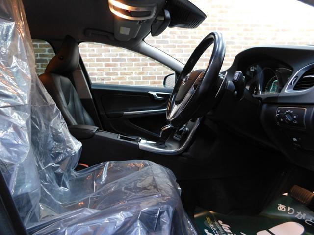 Ｖ６０ Ｔ５　ＳＥ　セーフティｐｋｇ　黒革　ナビ　ＤＴＶ　バックカメラ　ＥＴＣ　オートキセノン　アイシン製８速オートマ　禁煙車　整備記録簿　２０１４モデル（16枚目）