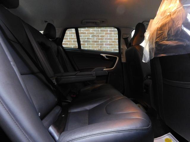 Ｖ６０ Ｔ５　ＳＥ　セーフティｐｋｇ　黒革　ナビ　ＤＴＶ　バックカメラ　ＥＴＣ　オートキセノン　アイシン製８速オートマ　禁煙車　整備記録簿　２０１４モデル（18枚目）