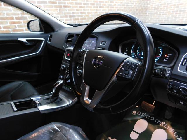 Ｖ６０ Ｔ５　ＳＥ　セーフティｐｋｇ　黒革　ナビ　ＤＴＶ　バックカメラ　ＥＴＣ　オートキセノン　アイシン製８速オートマ　禁煙車　整備記録簿　２０１４モデル（23枚目）