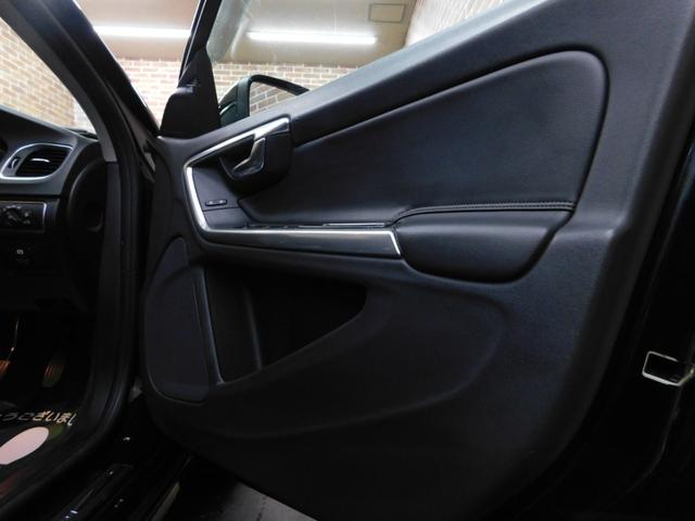 Ｖ６０ Ｔ５　ＳＥ　セーフティｐｋｇ　黒革　ナビ　ＤＴＶ　バックカメラ　ＥＴＣ　オートキセノン　アイシン製８速オートマ　禁煙車　整備記録簿　２０１４モデル（26枚目）