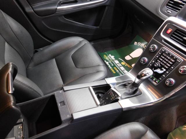 Ｖ６０ Ｔ５　ＳＥ　セーフティｐｋｇ　黒革　ナビ　ＤＴＶ　バックカメラ　ＥＴＣ　オートキセノン　アイシン製８速オートマ　禁煙車　整備記録簿　２０１４モデル（28枚目）
