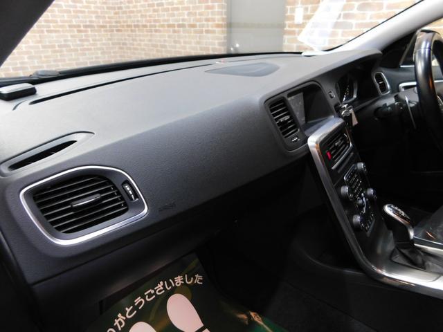 Ｖ６０ Ｔ５　ＳＥ　セーフティｐｋｇ　黒革　ナビ　ＤＴＶ　バックカメラ　ＥＴＣ　オートキセノン　アイシン製８速オートマ　禁煙車　整備記録簿　２０１４モデル（33枚目）