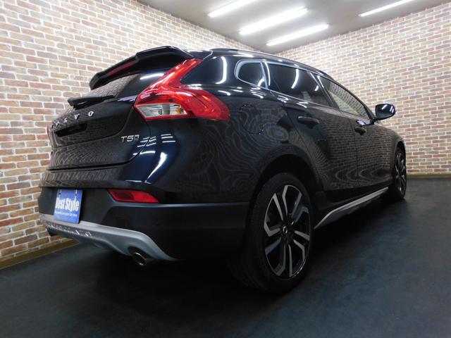 Ｖ４０ クロスカントリー　Ｔ５　ＡＷＤ　モメンタム　２０１７モデル　ワンオーナー　インテリセーフテン　ナビ　ＤＴＶ　バックカメラ　スマートキー　ＤＳＲＣ　オートＬＥＤ　前後ドライブレコーダー　ヒルディセントコントロール　禁煙車　整備記録簿（4枚目）